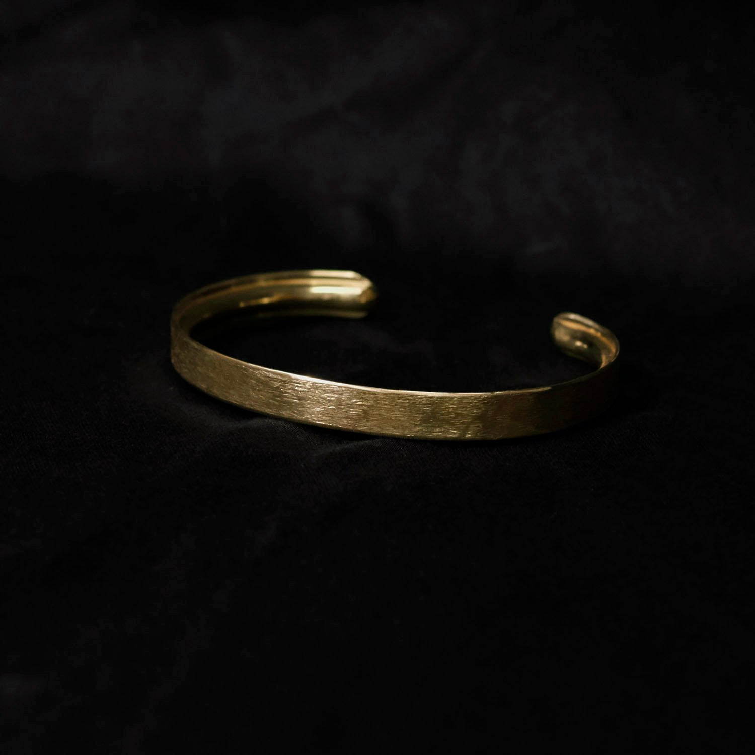K18 バングル 手首の研究家】【K18ゴールド素材のバングル】 トレンドのその先へ