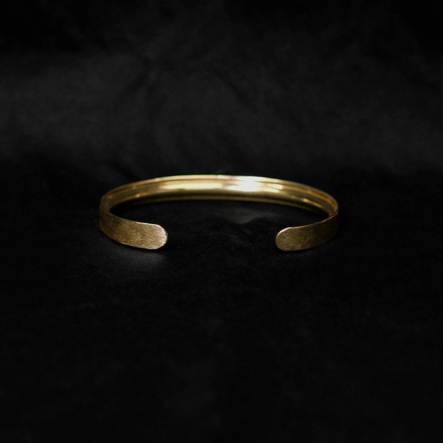 手首の研究家】【K18ゴールド素材のバングル】 トレンドのその先へ