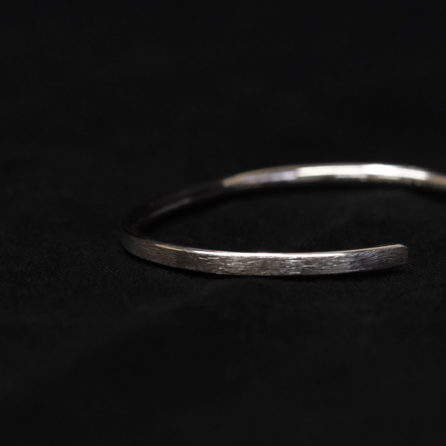 手首の研究家】【シルバー素材バングル】トレンドのその先へ