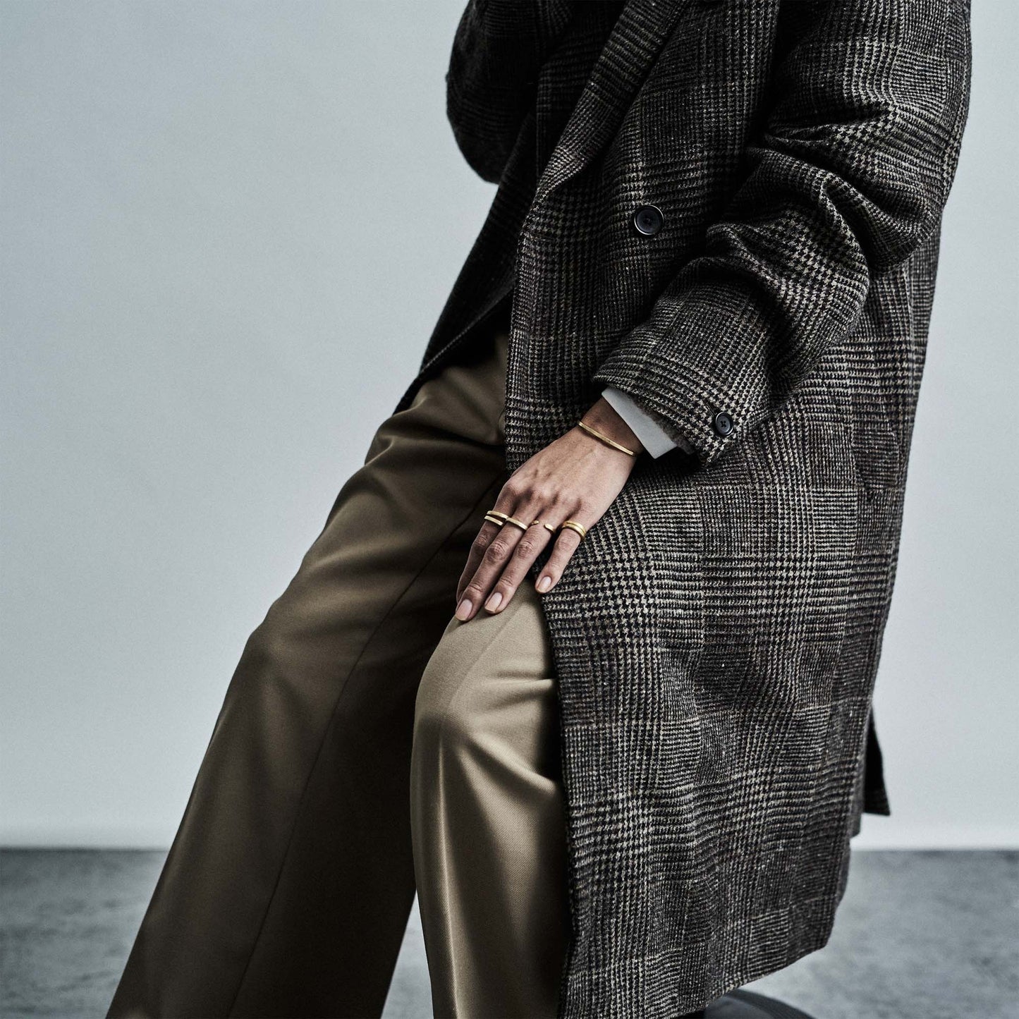 K18ゴールド素材のリングとバングルのスタイリング